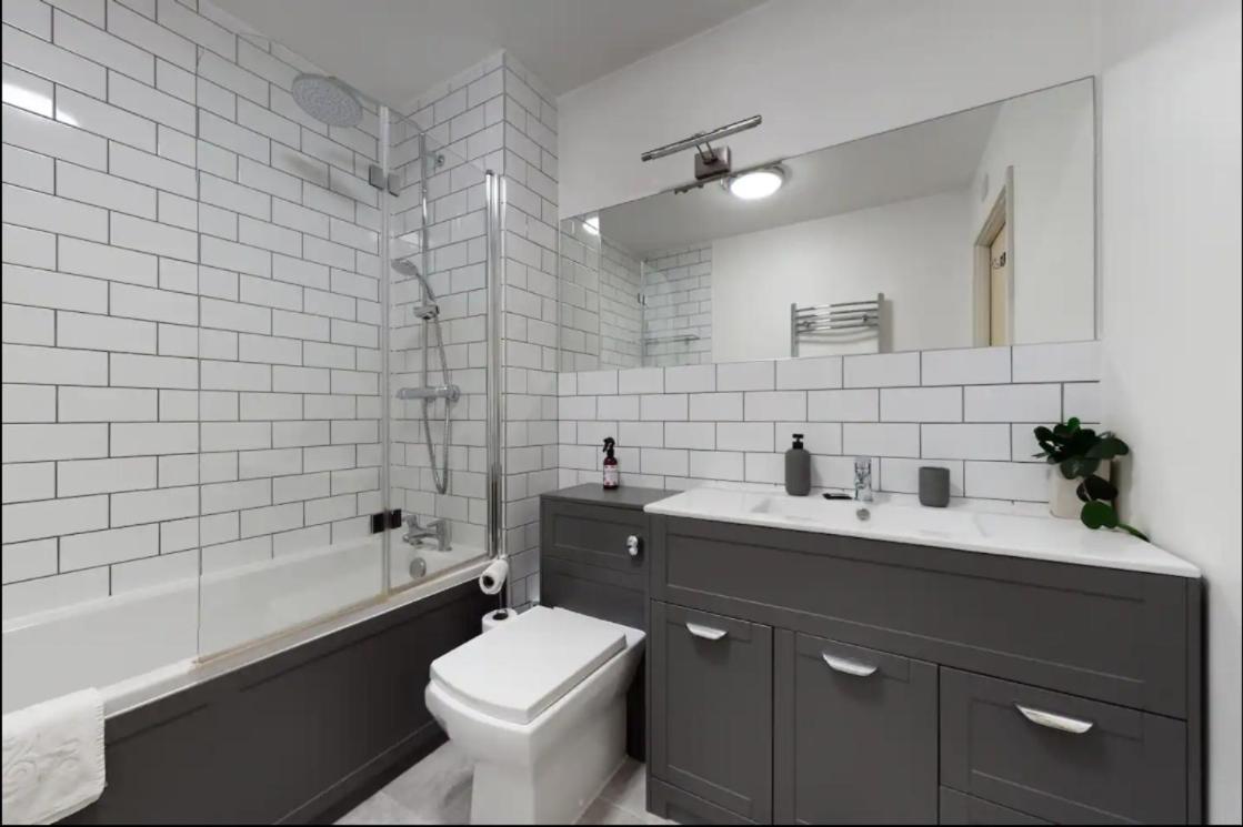 Modern 2 Bedroom Flat With Patio In Turnpike Lane * Londra